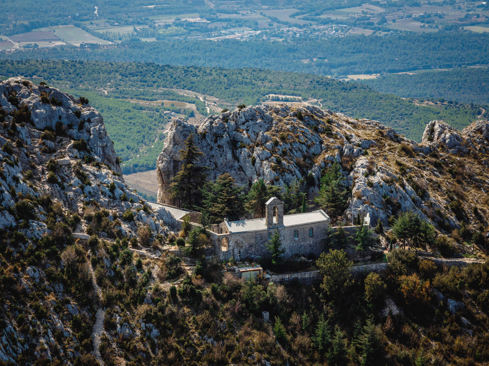 Evasion pédestre dans les montagnes de Provence -65d14e55ecf2e: /